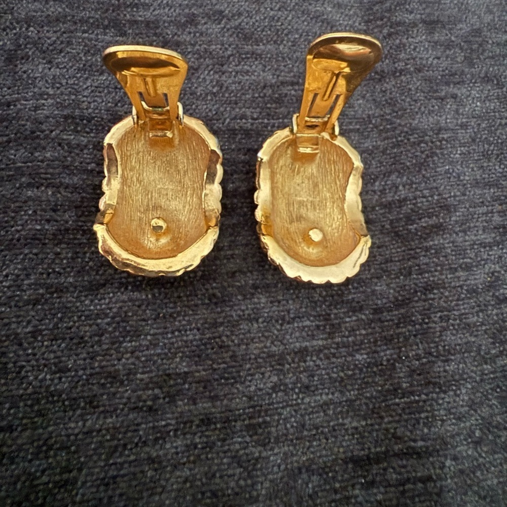 Vintage Christian Dior authentic gold tone clip earrings with CD makeup bag NWT - Picture 11 of 13